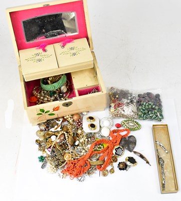 Lot 1132 - A quantity of vintage costume jewellery, to...
