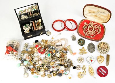 Lot 1133 - A quantity of vintage costume jewellery, to...