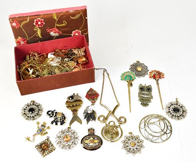 Lot 1143 - A quantity of metallic costume jewellery,...