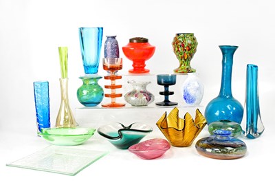 Lot 575 - A mixed lot of coloured and clear decorative...