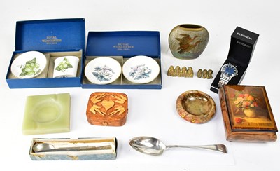 Lot 626 - A box of mixed collectibles including a...