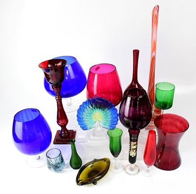 Lot 463 - Various 20th century coloured glassware to...