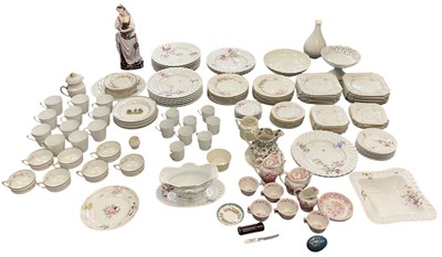 Lot 586 - A quantity of assorted sundry ceramics...