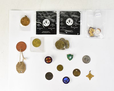 Lot 650 - A small collection of badges and buttons, to...