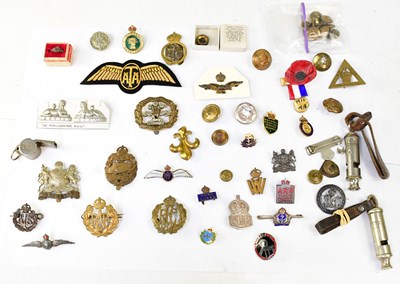 Lot 477 - A quantity of military badges and buttons, to...