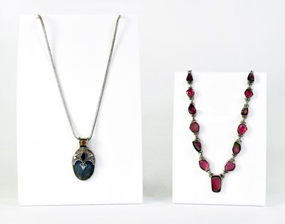 Lot 1086 - A 925 silver chain necklace set with...