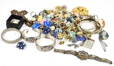 Lot 1579 - A collection of assorted costume jewellery, to...