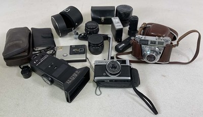 Lot 109 - A quantity of photographic equipment, to...