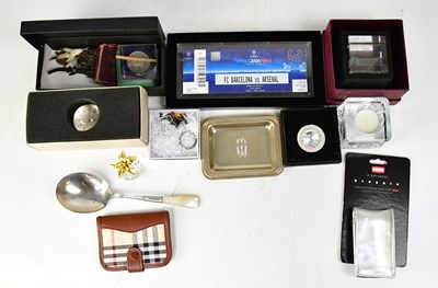Lot 628 - A quantity of collectors' items, to include a...