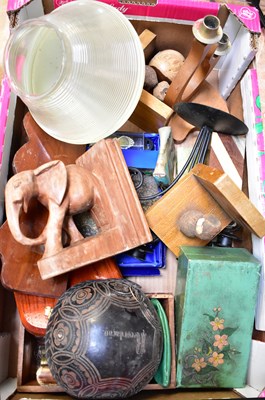 Lot 636 - A collectors' lot, to include treen items,...