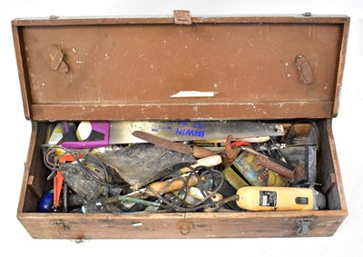 Lot 609 - A large wooden toolbox containing a quantity...
