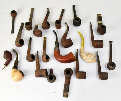 Lot 667 - A large collection of vintage pipes, including...