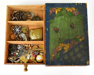 Lot 1129 - A small quantity of costume jewellery to...