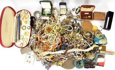 Lot 1237 - Various items of modern and vintage costume...
