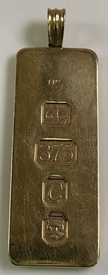 Lot 467 - A 9ct yellow gold ingot pendant with fixed...