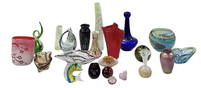 Lot 628 - A quatity of assorted art glass, including a...