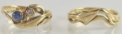 Lot 1326 - Two corresponding 9ct gold rings, the main...