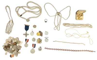 Lot 1564 - Various items of costume jewellery including...