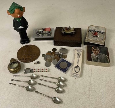Lot 29 - A WWI bronze remembrance plaque, awarded to...