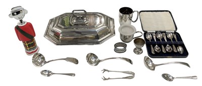 Lot 1074 - A small quantity of silver plated items,...