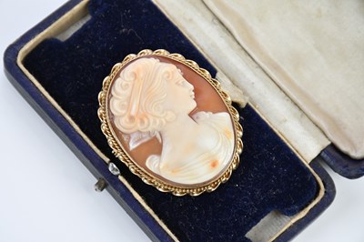 Lot 92 - A 9ct yellow gold cameo brooch, approx 12.5g.