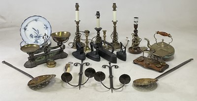 Lot 122 - A miscellaneous collection of items comprising...