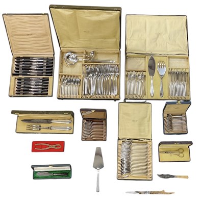 Lot 1067 - A quantity of assorted silver plated items...