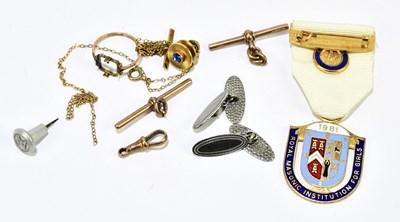 Lot 1533 - A small group of jewellery, including two 9ct...