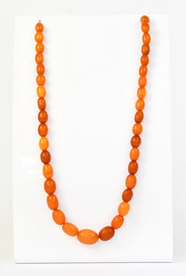 Lot 1466 - An amber necklace set with graduated beads,...