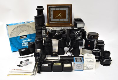 Lot 689 - A collection of mixed photographic items to...