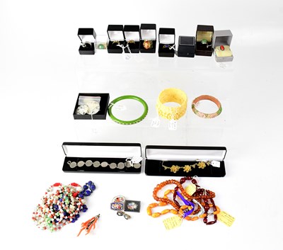 Lot 1246 - A quantity of vintage costume jewellery to...
