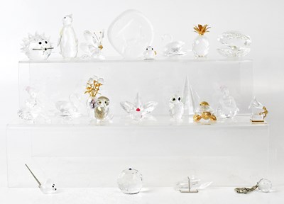 Lot 207 - A collection of Swarovski and other glass...
