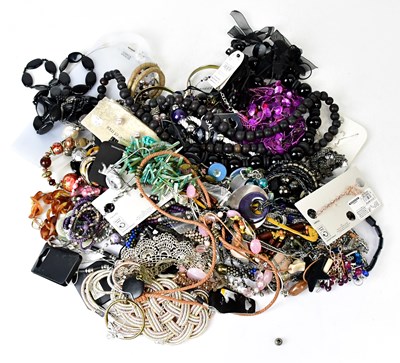 Lot 916 - A quantity of costume jewellery, to include...