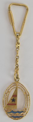 Lot 458 - An 18ct yellow gold and enamelled keyring...