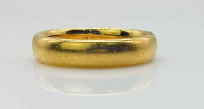 Lot 1022 - A 22ct yellow gold wedding band, size J,...