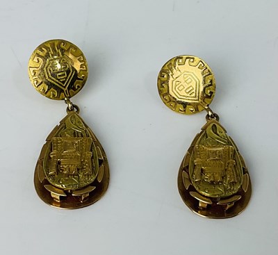 Lot 1025 - A pair of 18ct gold two tone Peruvian drop...