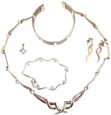 Lot 1220 - Various items of silver jewellery to include a...