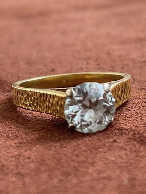 Lot 512 - An 18ct yellow gold diamond solitaire ring...