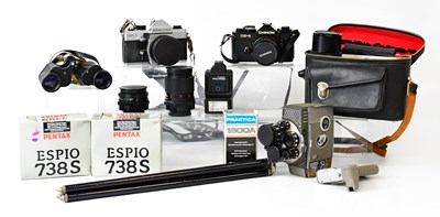 Lot 549 - A collection of camera equipment and...