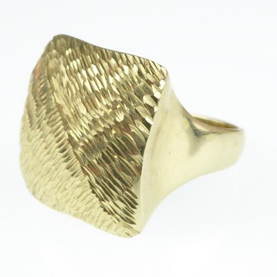 Lot 1070 - A 9ct gold ring with square textured top, 1.8...