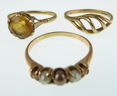 Lot 1095 - Three 9ct gold rings, one set with five...