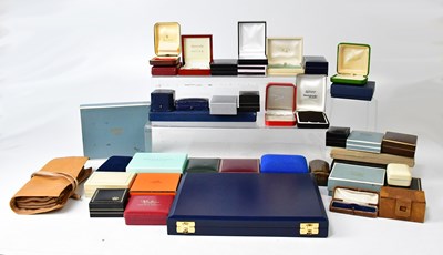 Lot 937 - A large collection of vintage and modern...