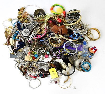 Lot 922 - A quantity of costume jewellery, to include...