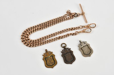 Lot 39 - A 9ct yellow gold curb link Albert chain with...