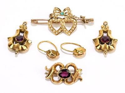 Lot 1464 - An Edwardian yellow metal bar brooch set with...