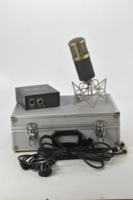 Lot 1302 - SE ELECTRONICS; a Gemini microphone and...