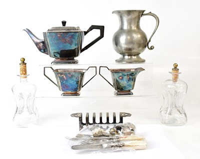 Lot 894 - A mixed lot of plated ware, to include two...