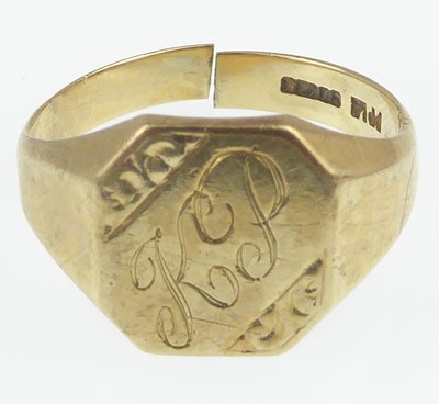 Lot 1079 - A vintage 9ct gold signet ring with the...