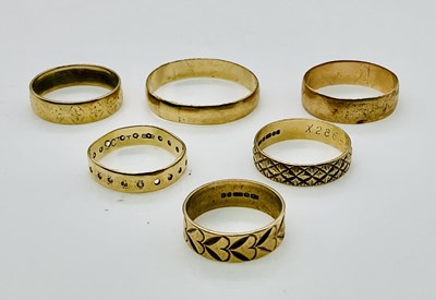 Lot 1048 - Six 9ct gold wedding bands, combined approx 13....