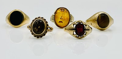 Lot 1058 - Five 9ct gold dress rings, including amber and...